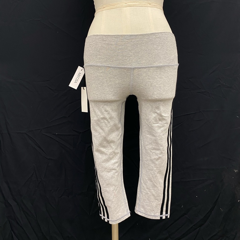 Aritzia Atmosphere mid rise capri leggings size S